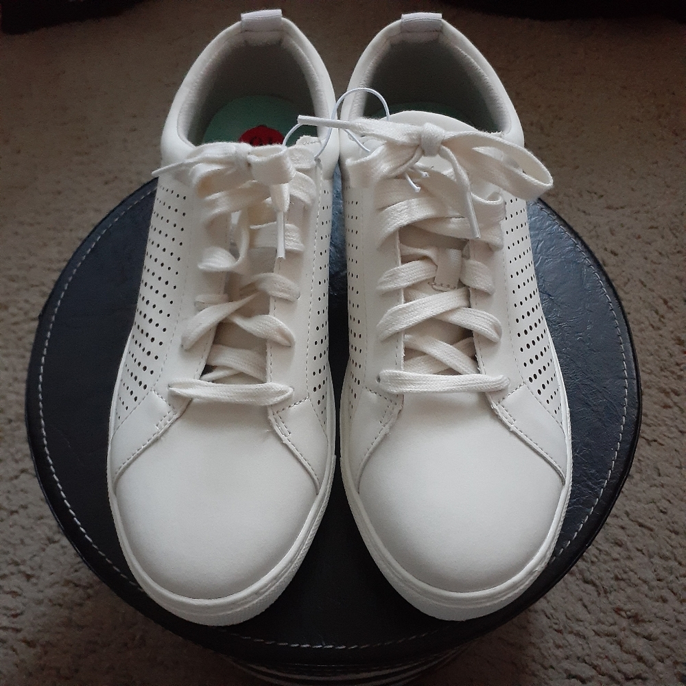 1 Pair Left! Dr. Scholl's Foam Technology Sneakers